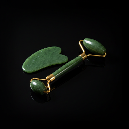 Jade Roller y Gua Sha sobre fondo negro